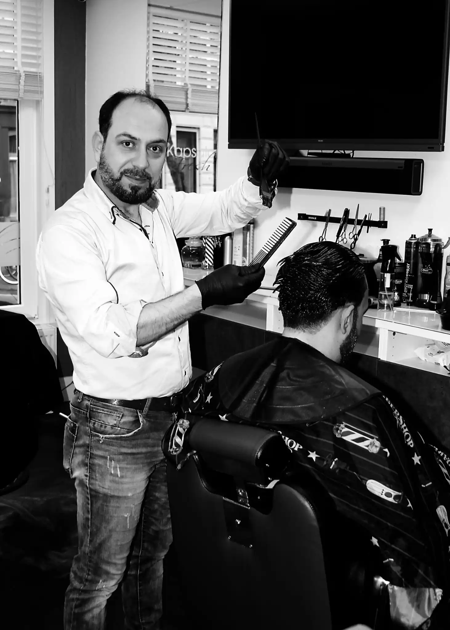 Comfortabele thuisknipservice in Rhoon, klant geniet ontspannen knipbeurt van ervaren kapper aan huis