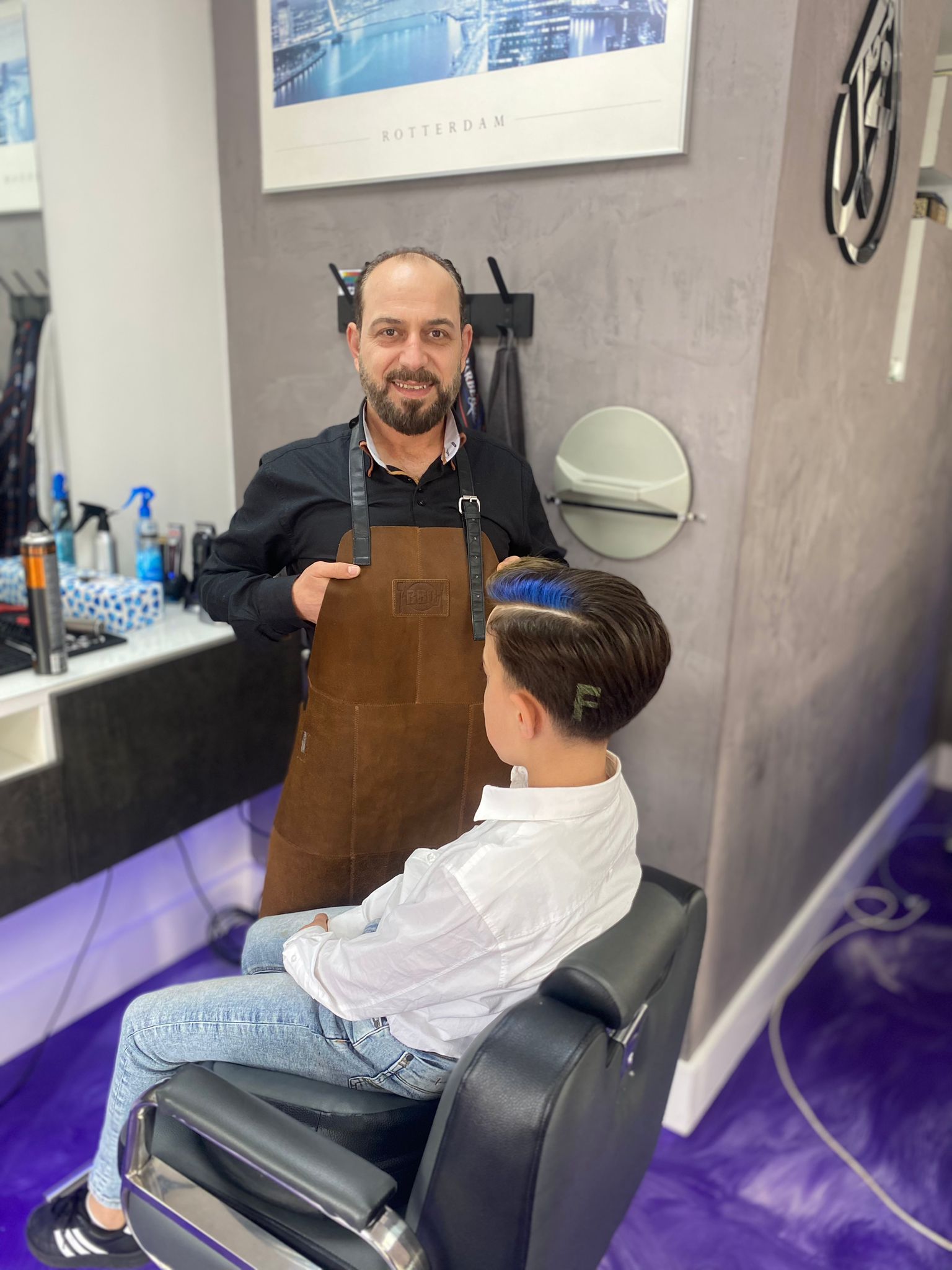 Kapper aan huis Poortugaal verzorgt trendy kapsel bij klant thuis, professionele knipservice door Kapsalon Fresh